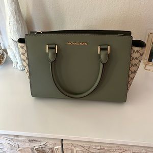 Michael kors crossbody